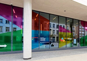 Lettrage des vitrines du SPW Namur avec du vinyle ultra transparent imprimé